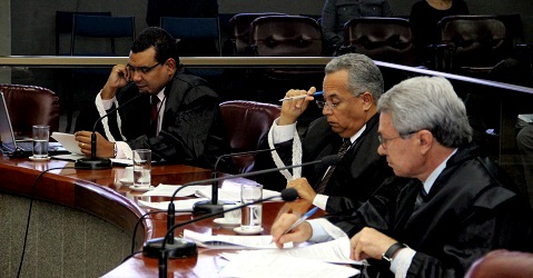 A partir da esquerda: o Conselheiro Substituto Licurgo Mourão, o Conselheiro Gilberto Diniz e o Conselheiro José Alves Viana. (Foto: Karina Camargos Coutinho)